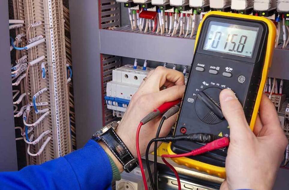 Avantajele de care beneficiezi daca alegi sa lucrezi cu un electrician autorizat ANRE